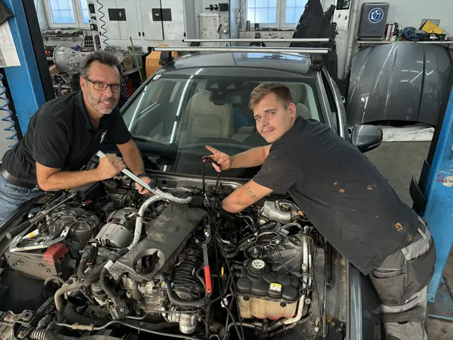 "Branche leidet nicht an Arbeitsmangel": Lehrling Samir Dilic (r.) mit seinem Chef Gerald Seper. | Foto: Hirss
