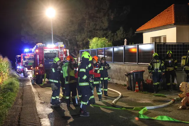 Dach eines Hauses in Thalheim bei Wels in Vollbrand – Vier Feuerwehren rückten aus, um das Feuer zu bekämpfen.