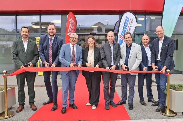 Auf der gestrigen Eröffnung des Wals-Centers. Von links: Andreas Kriechhammer (Geschäftsführer aresa), Harald Bauer (Vorsitzender der Geschäftsführung dm), Landesrat Josef Schwaiger, Sonja Raus (Vorstandsdirektorin Wiener Städtische), Wolfgang Petschko (Vorstandsdirektor DONAU Versicherung), Andreas Hasenöhrl (Bürgermeister Wals-Siezenheim), Dieter Wasserburger (Leiter Immobilien/Expansion REWE International), Günther Böhmüller (Director Real Estate Management Fressnapf). | Foto: Uwe Brandl