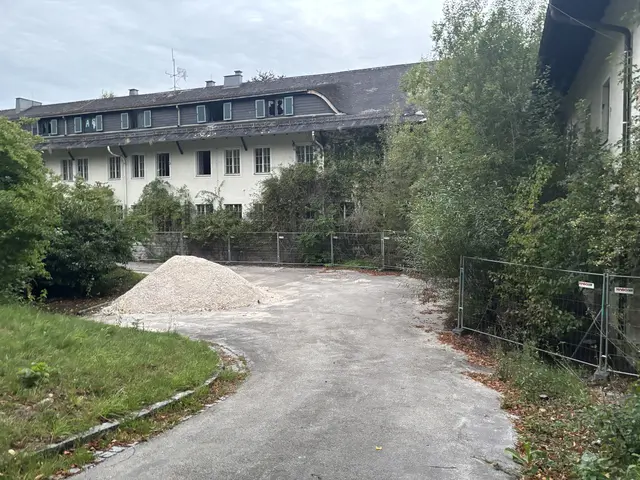 Die ehemalige Landwirtschaftsschule in Weyregg steht seit mehr als 15 Jahren leer, nun gibt es eine neue Projektidee. | Foto: Rabl