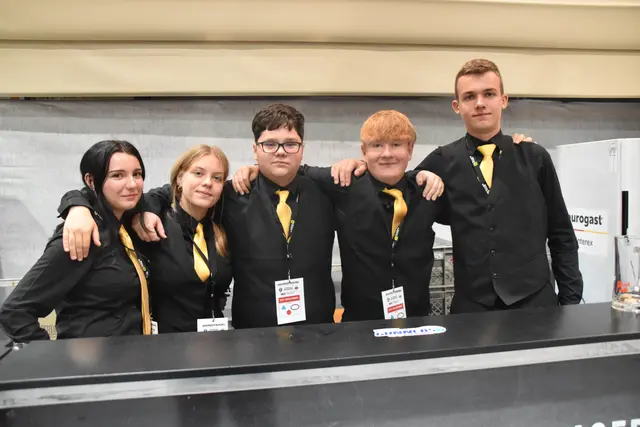 Schülerinnen und Schüler der HLT Oberwart sorgten fürs Service im VIP-Bereich. | Foto: Michael Strini