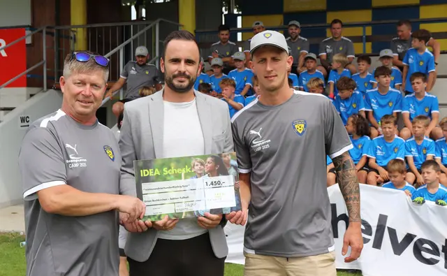 Philipp Diesenberger (m.) von Helvetia übergibt den Scheck an Roman Schimps (l.), Sektionsleiter Union Buchkirchen und Uwe Milich (r.), Nachwuchsleiter Union Buchkirchen. | Foto: Helvetia