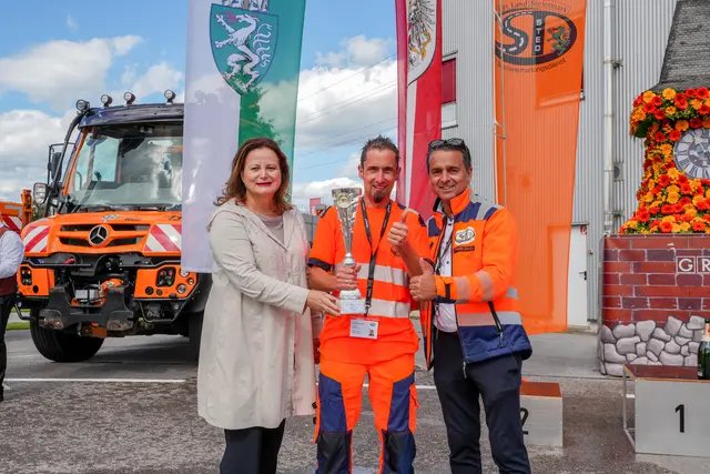 Grün-weißer Jubel: Verkehrs-Landesrätin Claudia Holzer und Franz Zenz (Leiter Fachabteilung Straßenerhaltungsdienst) gratulieren Staatsmeister Markus Eger-Leitner (Mitte) zum Staatsmeistertitel. | Foto: Land Steiermark/Streibl
