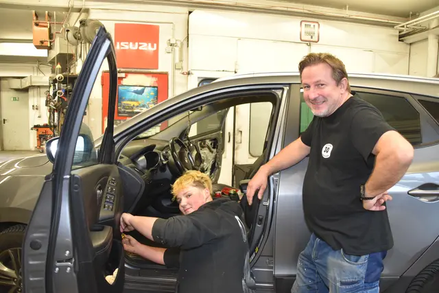 Chefsohn Florian Hofer hat sich dafür entschieden, im elterlichen Betrieb lernen zu wollen. Im Bild ist der angehende Karosseur mit Ausbildner Martin Felder zu sehen. | Foto: Kainz