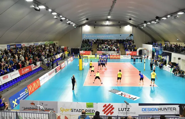 Der Boden des Volleydomes musste neu verlegt. | Foto: UVC Ried