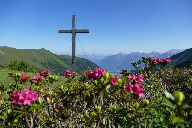 Das Gipfelkreuz am Sonntagsköpf ist das Ziel einer beliebten Wanderroute im Erholungsgebiet Kalkkögl.  | Foto: Heidi Kastl