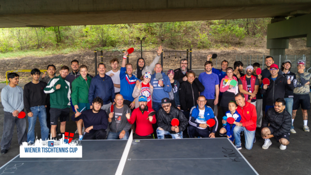 Spielerinnen und Spieler des Wiener Tischtennis Cup 2025 im Tangentenpark Favoriten trotzen Wind und Kälte. 32 Teilnehmende kämpften am 14. September bei stürmischen Bedingungen um Punkte, während Zuschauerinnen und Zuschauer das Turnier an den neuen barrierefreien Tischtennisplatten verfolgten. | Foto: Tischtennis Hobby Wien