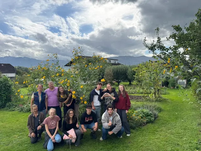 Die Habanero-Unternehmer mit den Schülern der HAK HLW Kirchdorf im Gemüsegarten. | Foto: HAK/HLW Kirchdorf