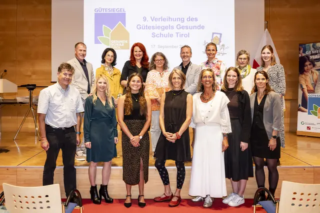 Landesrätin Cornelia Hagele mit den Vertretern und Vetreterinnen der Kooperationspartner und dem Team der Gesunden Schule Tirol.  | Foto: Gesunde Schule Tirol/Jan Hetfleisch