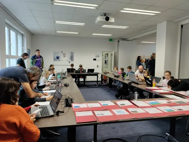 Damit auch in Zukunft mit CoderDojo in gewohnter Weise programmiert werden kann, werden dringend neue, ehrenamtliche Mentorinnen und Mentoren gesucht. | Foto: TIC Steyr I CoderDojo Steyr