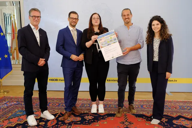 Bei der Preisübergabe: Von links Herwig Riegler von der ÖBB-Infrastruktur AG, Landesrat Sebastian Schuschnig, Vizebürgermeisterin Sarah Katholnig, Mobilitätsreferent Sascha Jabali Adeh und VCÖ-Expertin Katharina Jaschinsky. | Foto: Land Kärnten/Fabian Rauter