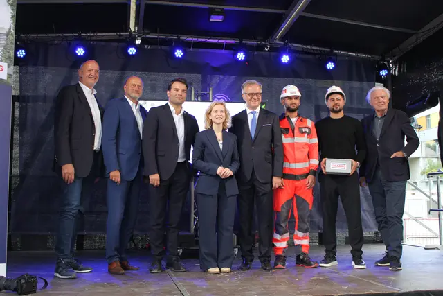 Bundesministerin Eva-Maria Holzleitner beehrte die Gleichenfeier am Mittwoch. Alexander Mileski (3.v.r.) sprach den Gleichenspruch und Polier Adem Özcan (2.v.r.) bekam das Gleichengeld überreicht. | Foto: Sarah Marie Piskur / MeinBezirk