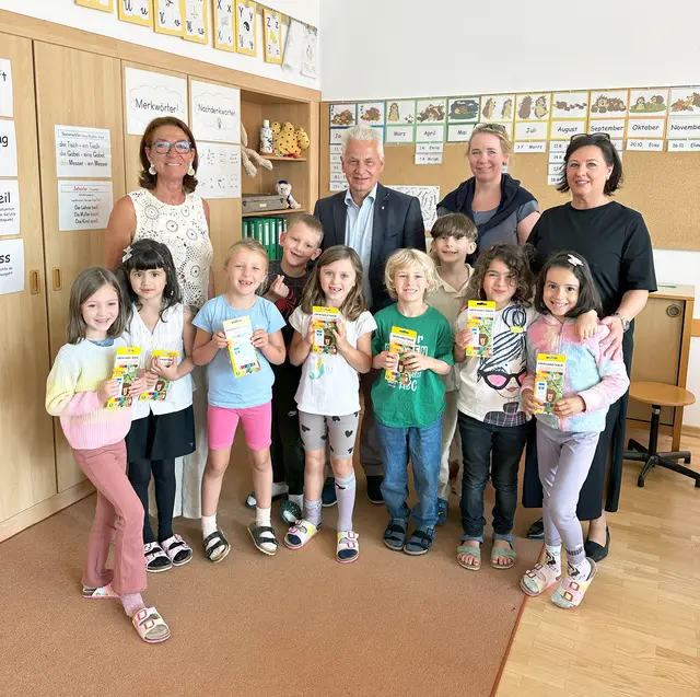 Bürgermeister Johann Zeiner, Direktorin Waltraud Hemm und die Klassenlehrerinnen Michaela Holletschek Und Brigitte Schweighardt mit den Erstklasslern der Mehrstufenklasse der Volksschule Südstadt. | Foto: Marktgemeinde Maria Enzersdorf