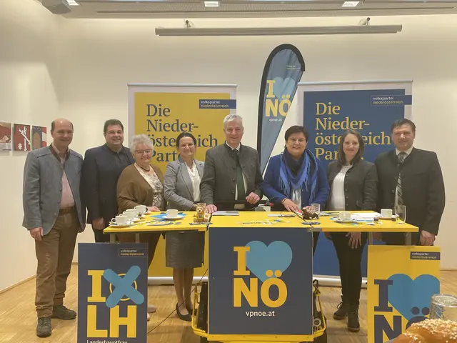 Kasser als Politiker der ÖVP:  Johannes Pressl, Mario Wührer, Maria Flemming, Helga Seibetzeder, Anton Kasser, Michaela Hinterholzer, Magdalena Reithner, Andreas Pum. | Foto: Dietl-Schuller