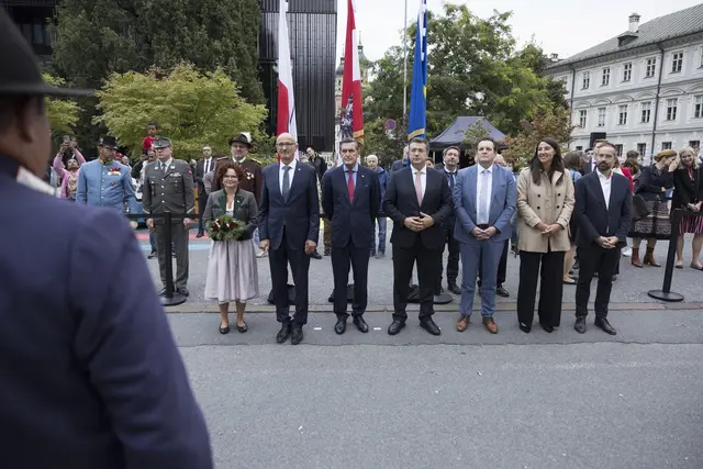 Landesüblicher Empfang vor der Hofburg in Innsbruck (v.li.): Staatssekretärin Elisabeth Zehetner, LH Anton Mattle, Bundesminister Peter Hanke, EU-Kommissar Apostolos Tzitzikostas, LR René Zumtobel, EU-Abgeordnete Sophia Kircher und Salzburgs Landeshauptfraustellvertreter Stefan Schnöll. | Foto: Land Tirol/Sedlak