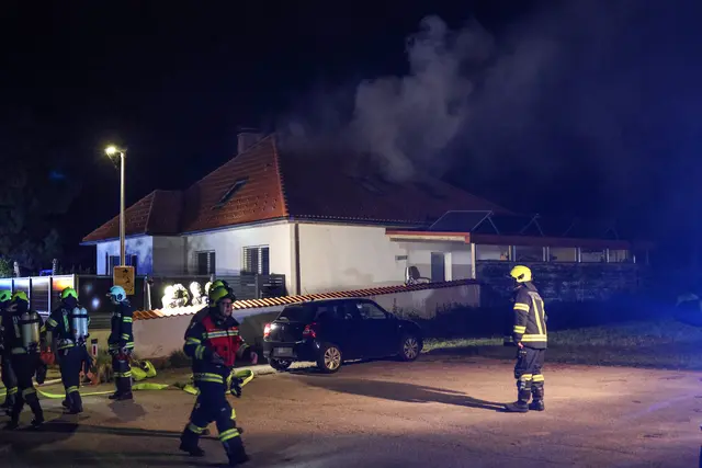 Dach eines Hauses in Thalheim bei Wels in Vollbrand – Vier Feuerwehren rückten aus, um das Feuer zu bekämpfen.
