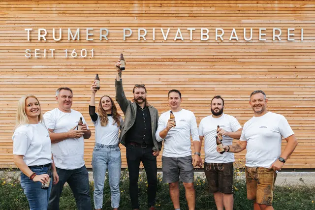 Das Team der Trumer Privatbrauerei feiert die Gold-Auszeichnung. Von links: Sabine Mendler, Christian Wienerroither, Jenny Wagner (2. Braumeisterin), Felix Bussler (1. Braumeister), Sepp Leobacher, Martin Rühlemann und Walter Stemeseder. | Foto: Niko Zuparic/www.zuparino.com