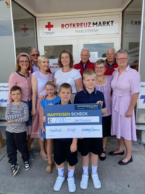 2.000 Euro spendeten die Marchtrenker Bäuerinnen an den Rot-Kreuz-Markt. | Foto: Foto: RK