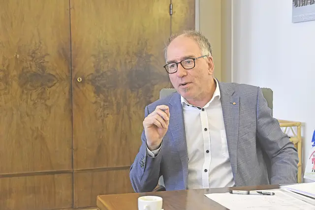 Alexander Stangassinger, Bürgermeister der Stadtgemeinde Hallein, kritisiert gemeinsam mit seinen Amtskollegen Bernhard Auinger (Stadt Salzburg), Hansjörg Obinger (Bischofshofen) und Georg Djundja (Oberndorf) die Budgetpolitik seitens der Salzburger Landesregierung „auf dem Rücken der Gemeinden“.  | Foto: Thomas Fuchs