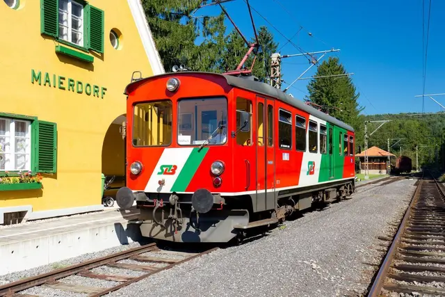 Die Gleichenberger Bahn ist eine beliebte Tourismusbahn, die zwischen den Bahnhöfen Feldbach und Bad Gleichenberg mit Stopps etwa in Maierdorf verkehrt. | Foto: StB/Harry Schiffer