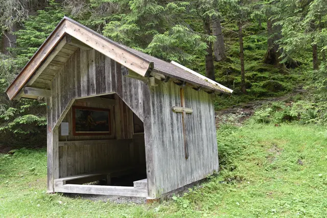 Auf dem Wanderweg wartet auch eine kleine Kapelle auf Besucherinnen und Besucher.  | Foto: Heidi Kastl