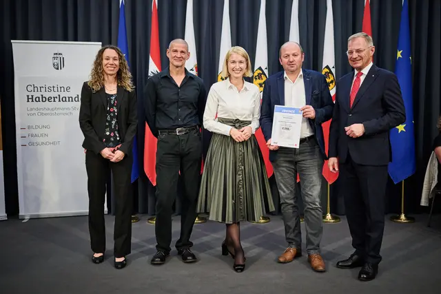 Silvia Gürtenhofer (Regionalbetreuerin) Thomas Schwarzenbrunner, Christine Haberlander, Andreas Ehrenhuber und Landeshauptmann Thomas Stelzer (v.li.) | Foto: Land OÖ