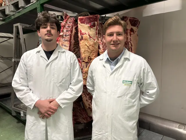Fleischerlehrling Fabian Pedro Batista-Pereira mit Florian Engelhart, auch er hat vor zehn Jahren seine Lehre bei Wiesbauer absolviert. | Foto: Victoria Edlinger