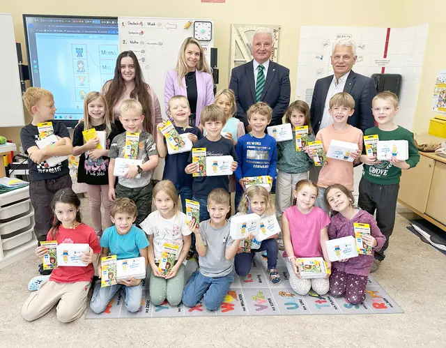 Bürgermeister Johann Zeiner, Bürgermeister Johannes Seiringer, Direktorin Nina Scheibenpflug und Klassenlehrerin Selina Zimmermann mit der 1c der Volksschule Altort. | Foto: Marktgemeinde Maria Enzersdorf
