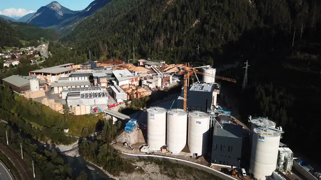 In den Asslinger Betriebsstandort wurden rund 70 Millionen Euro investiert.  | Foto: Theurl