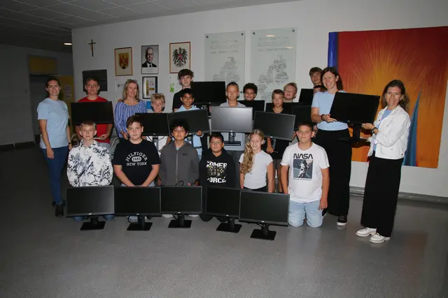 Die Schülerinnen und Schüler freuten sich über die neuen Monitore für den EDV-Unterricht.  | Foto: Eduard Wimmer