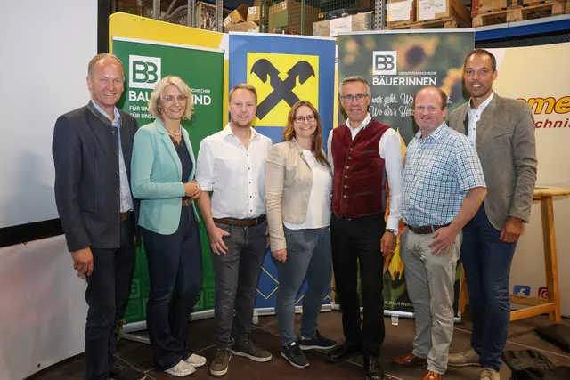 Z'aum kemma in Eberstalzell: Bezirksbauernbundobmann Leopold Keferböck, Bezirksbäuerin Margit Ziegelbäck mit dem Bauernbundobmann von Eberstalzell, Martin Almhofer, der Ortsbäurin Sabrina Steinmair, dem Österreichischen Bauernbund-Präsident Georg Strasser, Ortbauernobmann Markus Brandmayr und Nationalrat Klaus Lindinger. | Foto: Bauernbund OÖ