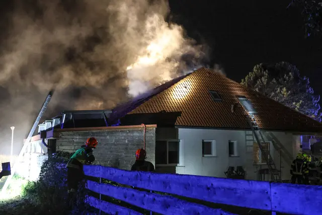 Dach eines Hauses in Thalheim bei Wels in Vollbrand – Vier Feuerwehren rückten aus, um das Feuer zu bekämpfen.