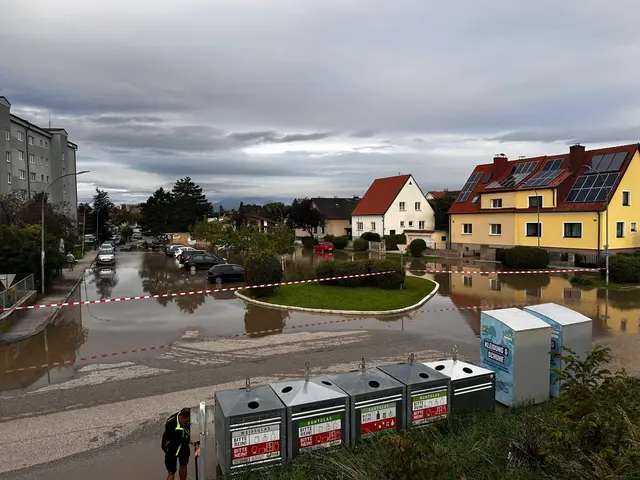 Land unter: In der Robert-Stolz-Siedlung sorgt ein Wasserrohrbruch für verheerenden Schaden. | Foto: Winkler, W. Hoffmann