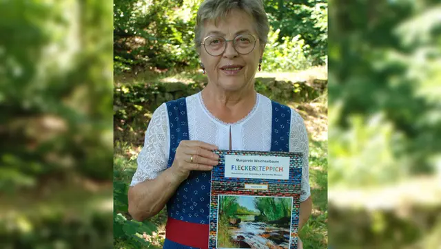 Margarete Weichselbaum hält lächelnd ein Exemplar ihres ersten Buches „Fleckerlteppich“. | Foto: Margarete Weichselbaum