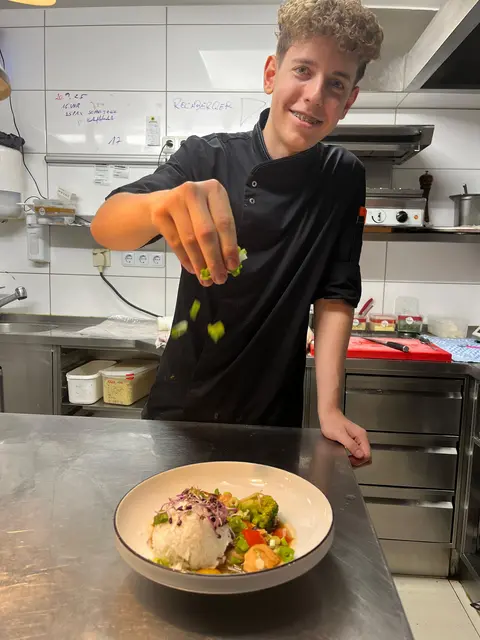 Zu Hause probiert der 16-Jährige ganz ohne Zeitdruck auch neue Rezepte aus. | Foto: Haslinger