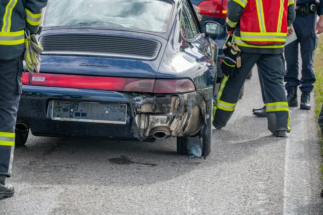 Feuerwehreinsatz in Scharnstein: Ein Sportwagen geriet in Brand. | Foto: TEAM FOTOKERSCHI