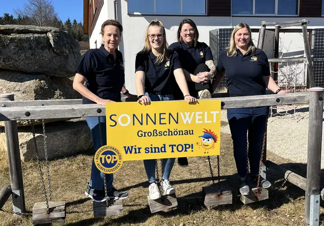 Elisabeth Dallinger, Bianca Flicker, Sabrina Huber und Martina Weigl-Pollack (v.l.) vom Sonnenwelt-Team freuen sich über das ausgezeichnete Ergebnis bei der Testung der NÖ TOP-Ausflugsziele.
 | Foto: Sonnenwelt
