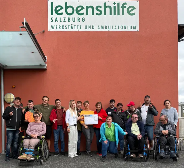 Daniela Seidl (Werft Zell am See), Kathrin Leitner (Lebenshilfe), Elisabeth Schett (Flugplatz Zell am See) mit betreuten Menschen der Lebenshilfe Zell am See | Foto: Lebenshilfe Zell am See