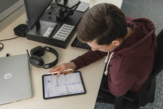 Als IT-Techniker bist du für die Betreuung von PCs, Notebooks und mobilen Geräten zuständig. | Foto: Voglauer