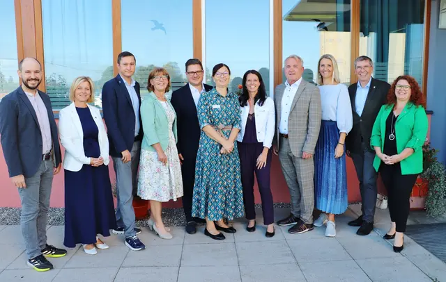 Feierten das 30-jährige Bestehen von alpha nova Kalsdorf: Josef Promitzer, Vzbgm. Sabine Jakubzig, Robert Mörth, Ingrid Baumhackl, Christoph Reinbacher, Margit Schmiedbauer, Andrea Graf, Manfred Komericky, Barbara Walch, Erich Gosch und GR Sandra Goldberg (nicht im Bild: Fiona Fiedler). | Foto: Edith Ertl