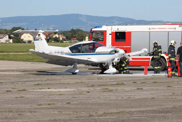 Brennendes Flugzeug sicher gelandet: Flugplatzmitarbeiter konnten das Feuer an der Maschine löschen. | Foto: laumat.at
