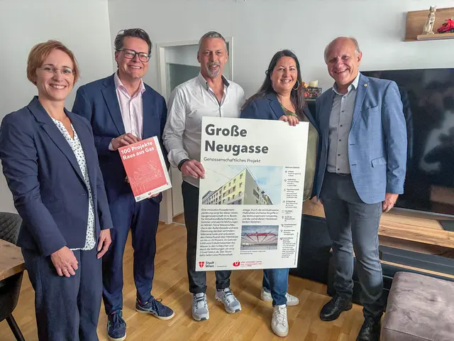 Unter anderem Wohnbaustadträtin Kathrin Gaál (r.) und Klimastadtrat Jürgen Czernohorszky (l.) besuchten ein Wohnhaus, welches jetzt auf eine Wärmepumpe setzt. | Foto: Andreas Pölzl/MeinBezirk
