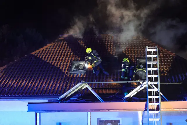 Dach eines Hauses in Thalheim bei Wels in Vollbrand – Vier Feuerwehren rückten aus, um das Feuer zu bekämpfen.