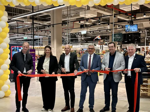 Der Billa Plus wird eröffnet. | Foto: Simon Haslauer