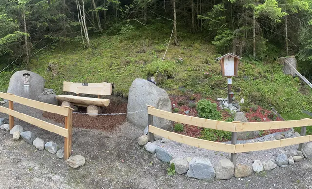 Beim neuen Marterl kann man sich auf einer Bank ausruhen und gegeben Falls jausnen.  | Foto: Heidi Kastl