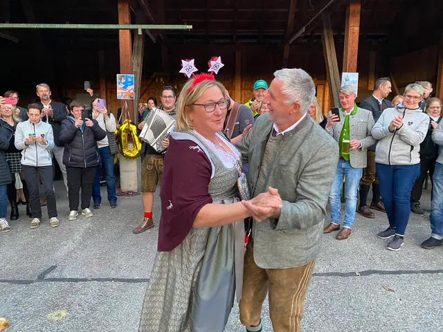Helga feierte den 50. Geburtstag mit einem Tänzchen. | Foto: ProsiebenSat1Puls4