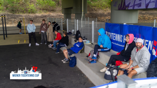 Spielerinnen und Spieler beim Wiener Tischtennis Cup 2025 in warmer Sportbekleidung - die richtige Kleidung war an diesem kühlen Turniertag entscheidend. | Foto: Tischtennis Hobby Wien