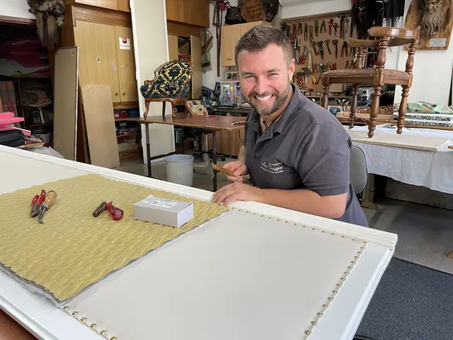 Hannes Brugger in der Werkstatt beim arbeiten.  | Foto: Lisa Gold