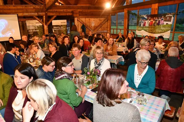 Bäuerinnen aus beiden Bezirken trafen sich in Niederwölz. | Foto: Anita Galler