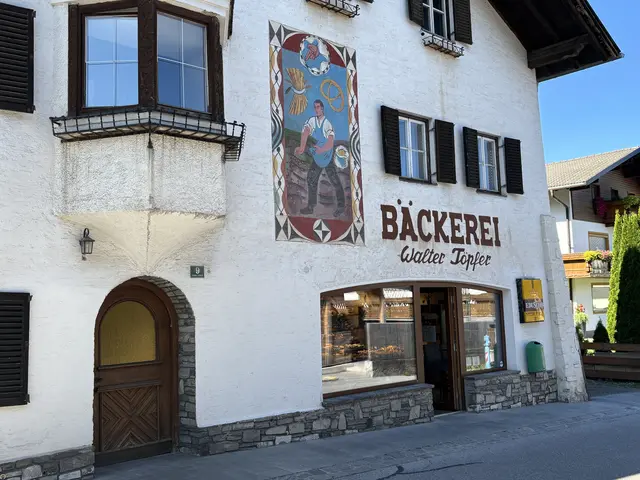 Seit der Gründung des Famlienunternehmes waren Backstube und Verkaufslokal in diesem Haus in Axams untergebracht. | Foto: Hassl